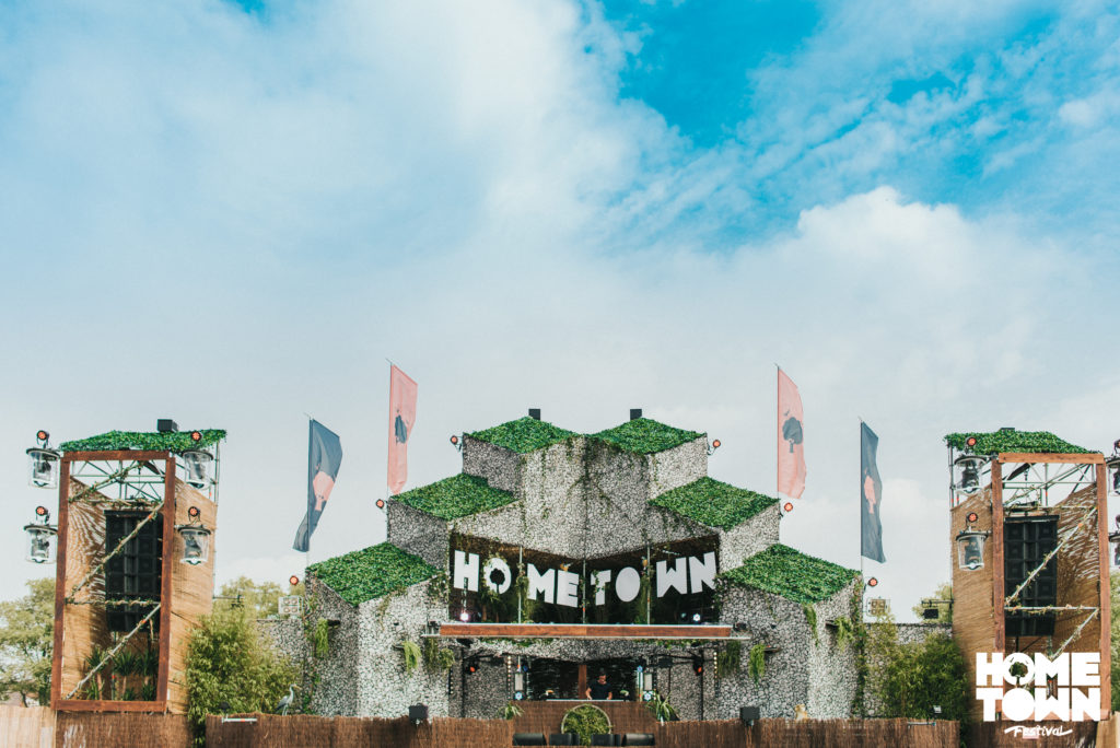 Hometown leeg podium overdag - Eventmanagement